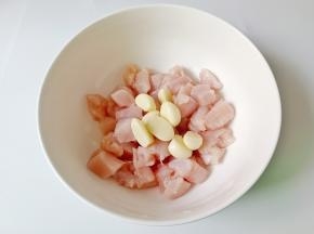 切好的鸡胸肉放在碗里，放入整颗的蒜。