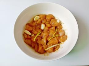 抓拌均匀，腌制15分钟。