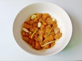 抓拌均匀，腌制15分钟。