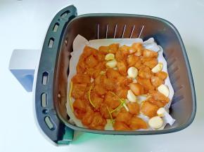 把腌制好的鸡生肉放烤网。