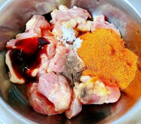 放入调味料一品鲜酱油、蚝油、料酒、糖、盐、黑胡椒粉、奥尔良腌料。