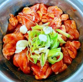 所有调味料抓拌均匀，放入配料葱、姜、蒜。