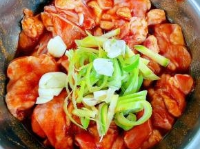 所有调味料抓拌均匀，放入配料葱、姜、蒜。