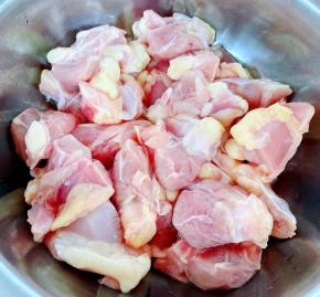 清洗好鸡脆骨沥干水份备用。