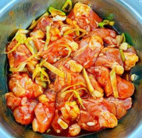  鸡脆骨多按摩几遍，盖上保鲜膜放入冰箱，冷藏六个小时入味即可。