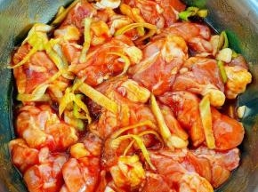  鸡脆骨多按摩几遍，盖上保鲜膜放入冰箱，冷藏六个小时入味即可。