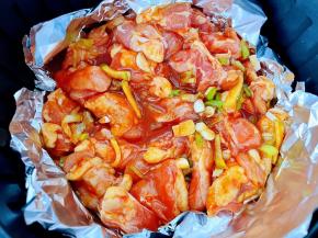 煨制入味的鸡脆骨，依次摆入空气炸锅中。