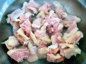 新鲜的鸡脆骨放入清水中浸泡一会儿，去除多余的油脂和杂质。