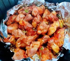 15分钟到时打开空气炸锅，轻轻两面翻动鸡脆骨，再次放入空气炸锅中，180度炸10分钟。