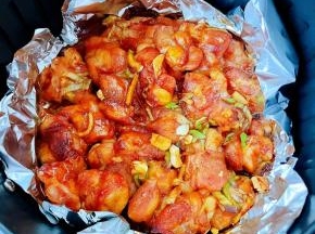 剩余调味料淋在上面、180度炸15分钟。
