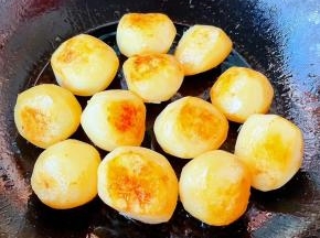 小土豆一面煎制金黄色，轻轻翻另一面煎起来。