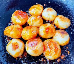 蒜粒爆香后和小土豆一起煎制微微起皮。