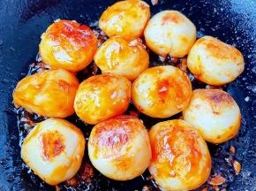 蒜粒爆香后和小土豆一起煎制微微起皮。