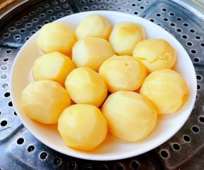 蒸好的小土豆，用筷子可以插透即可