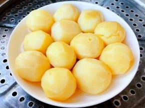 蒸好的小土豆，用筷子可以插透即可