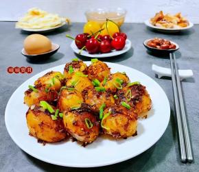 香煎小土豆不但是下饭菜，也是追剧经典的小零食噢！