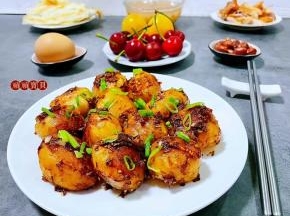 香煎小土豆不但是下饭菜，也是追剧经典的小零食噢！