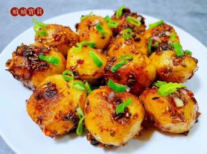 精致美味的土豆装入盘中就大功告成了。