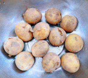 准备新鲜可爱的小土豆。