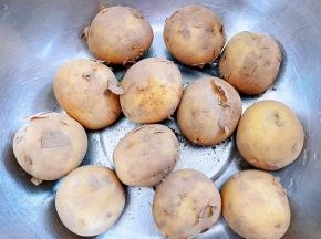 准备新鲜可爱的小土豆。