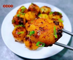 小土豆入口软糯香浓，混搭着经典的调味料好吃到停不下来。