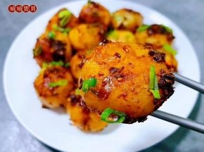 小土豆入口软糯香浓，混搭着经典的调味料好吃到停不下来。