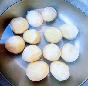 小土豆去皮在清水中浸泡一会儿，洗净沥干水份。