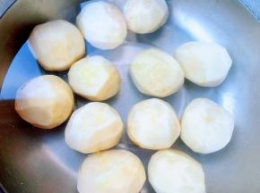 小土豆去皮在清水中浸泡一会儿，洗净沥干水份。