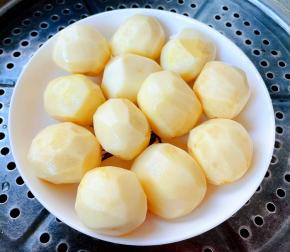 处理好的小土豆妆容盘中，放入蒸锅大火蒸二十五分钟。