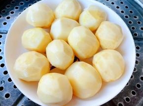 处理好的小土豆妆容盘中，放入蒸锅大火蒸二十五分钟。