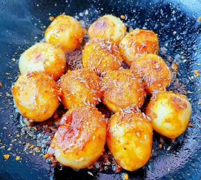 放入调味料一品鲜酱油、蚝油、糖、烧烤料、孜然粒。