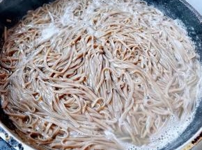 锅中烧开水下入荞麦面，放一点点盐大火煮至荞麦面完全熟透没有硬蕊，还不失劲道的口感即可关火。