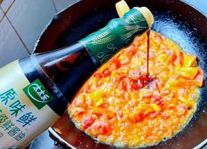 淋入适量酱油翻炒均匀。