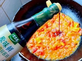 淋入适量酱油翻炒均匀。