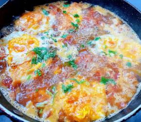 最后撒上香菜提鲜，即可出锅享用。