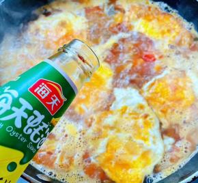 放入调味料糖、蚝油、盐、味精调味均匀。