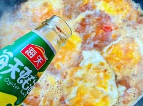 放入调味料糖、蚝油、盐、味精调味均匀。