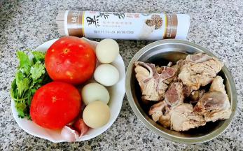 准备原材料荞麦面、鸡蛋、番茄、用姜、花椒和八角炖好的排骨，蒜和香菜备用。