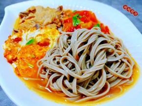 荞麦面的营养价值非常丰富，经常食用对身体有益。