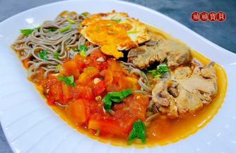  营养丰富的排骨番茄煎蛋汤淋在荞麦面上就大功告成了。