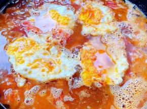 放入煎蛋煮至开锅。