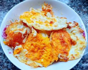 锅中倒入底油加热，打入鸡蛋煎制两面金黄色熟透即可。