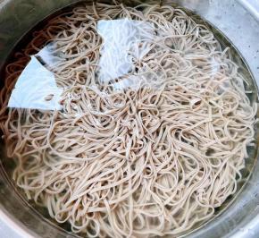 煮好的荞麦面立即放入凉白开水中，过凉这样荞麦面吃起来口感更佳。