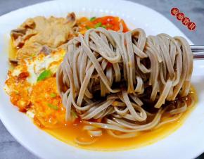 荞麦面入口酸酸甜甜混搭着蛋香和肉香，好吃到停不下来。