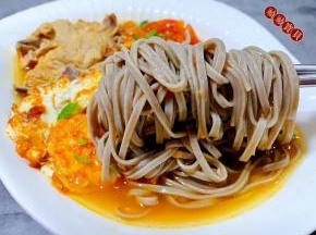 荞麦面入口酸酸甜甜混搭着蛋香和肉香，好吃到停不下来。