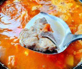 添加适量清水烧开放入排骨，改中火煮起来。