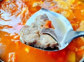 添加适量清水烧开放入排骨，改中火煮起来。