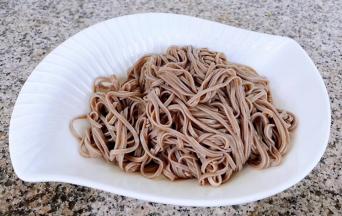 处理好的荞麦面，沥干水分取适量放入容器中。