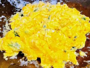 倒入打散的鹅蛋液，大火开始翻炒。