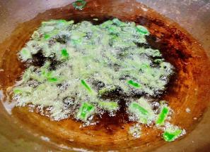 锅中倒入底油加热，放入香葱爆香。